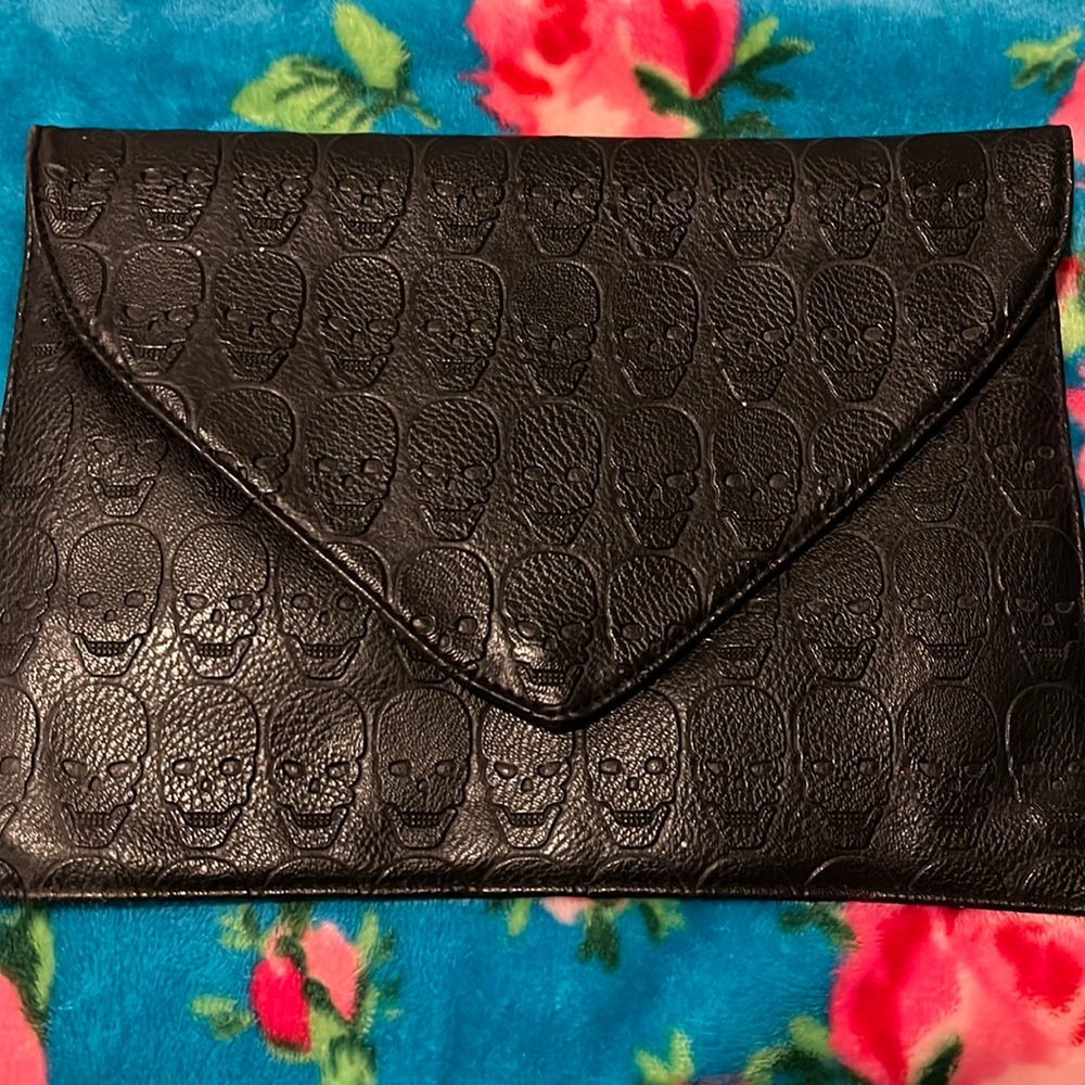Black skull clutch